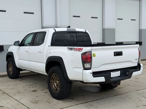 Used 2017 Toyota Tacoma TRD Off-Road image 3