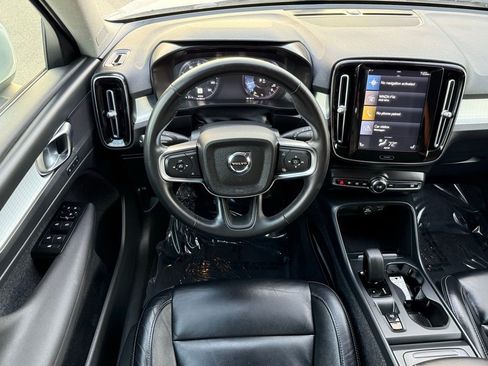 Used 2022 Volvo XC40 T4 Momentum image 23