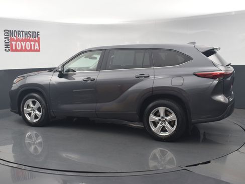 Used 2021 Toyota Highlander LE image 2