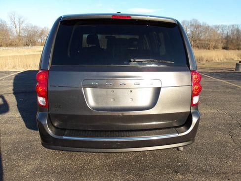 Used 2017 Dodge Grand Caravan SE image 4
