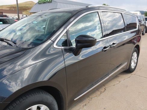 Used 2019 Chrysler Pacifica Touring-L FWD image 7