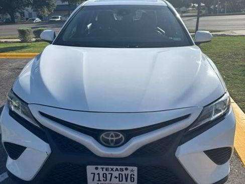 Used 2018 Toyota Camry SE w/ Moonroof Package FWD image 4
