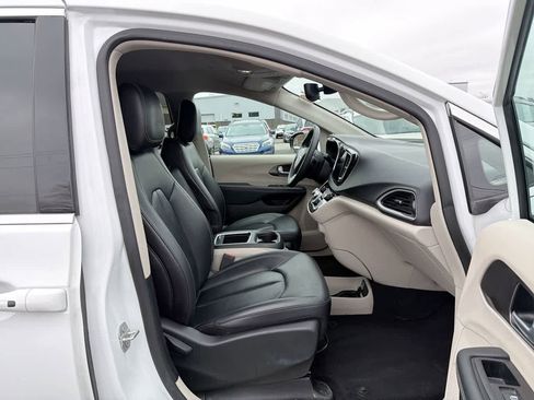Used 2024 Chrysler Pacifica Touring-L FWD image 26
