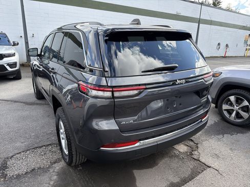 Used 2023 Jeep Grand Cherokee Laredo AWD/4WD image 5