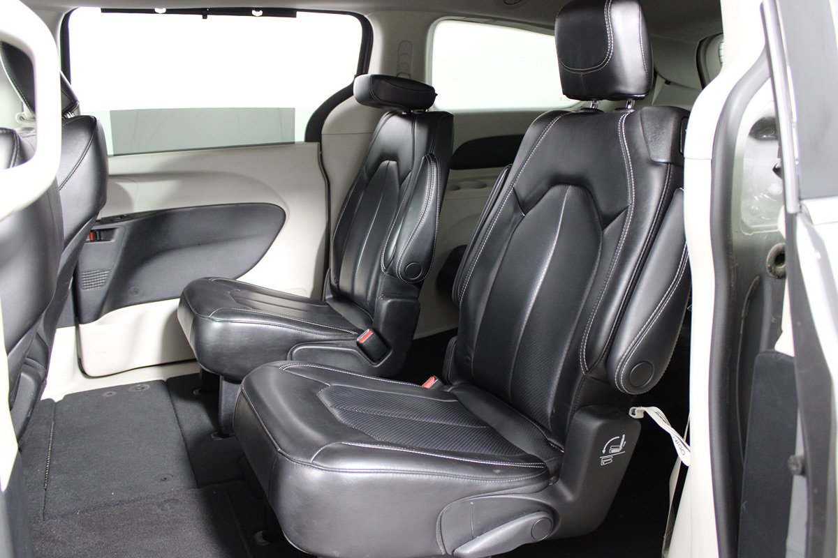 Used 2023 Chrysler Pacifica Touring-L FWD image 18