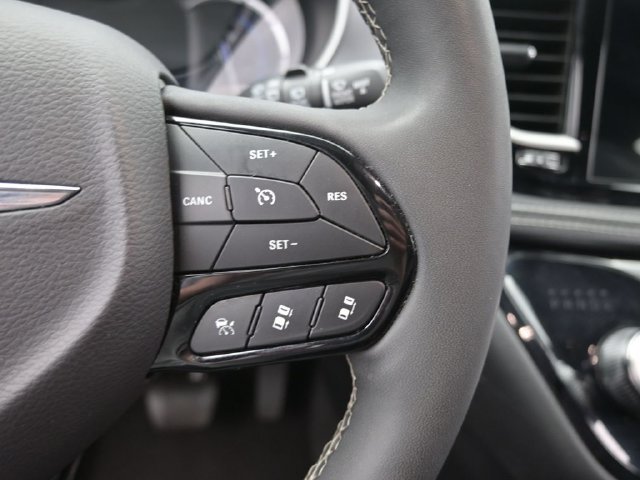 Used 2024 Chrysler Pacifica Limited FWD image 31