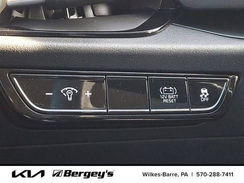 Certified 2025 Kia Niro LX image 28