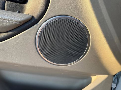 Used 2018 Land Rover Range Rover Evoque SE Premium image 25