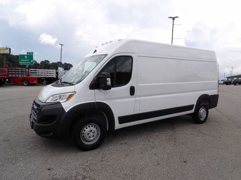 Used 2024 RAM ProMaster 2500 w/ Convenience Group FWD image 3