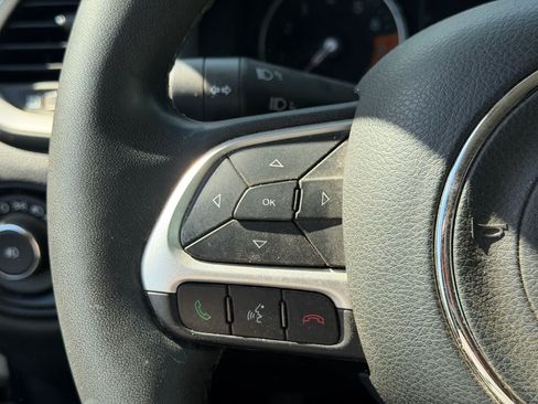 Used 2019 Jeep Renegade Latitude w/ Popular Equipment Group AWD/4WD image 12