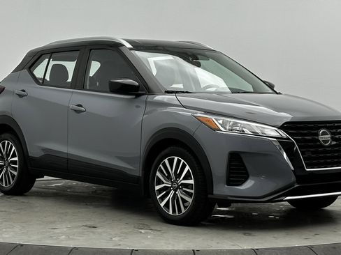Used 2022 Nissan Kicks SV image 3