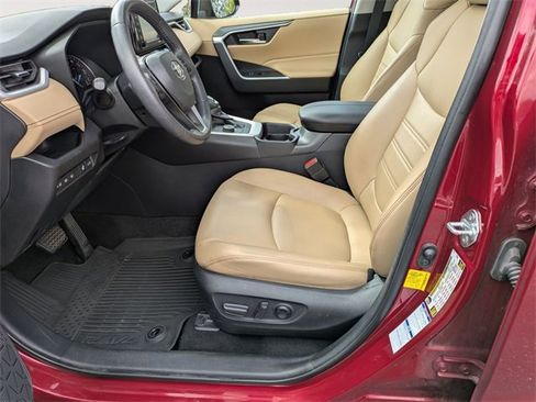 Used 2021 Toyota RAV4 XLE Premium image 12