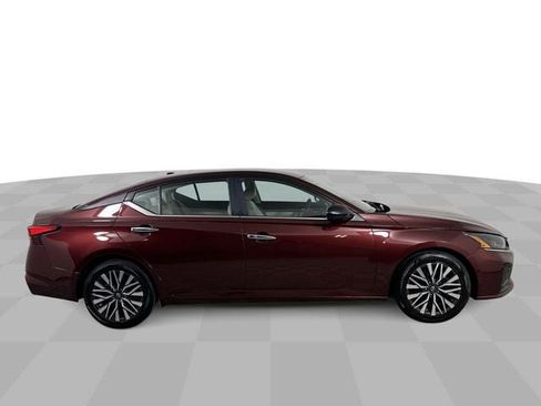 Used 2025 Nissan Altima 2.5 SV FWD image 9