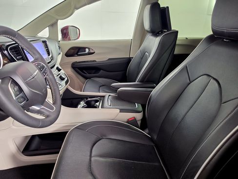 Used 2022 Chrysler Pacifica Limited w/ Uconnect Theater Family Group FWD image 15