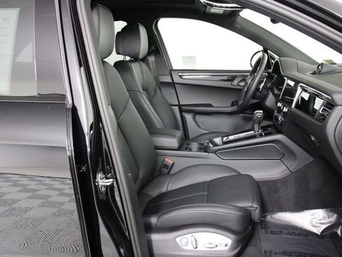 Certified 2026 Porsche Macan image 31