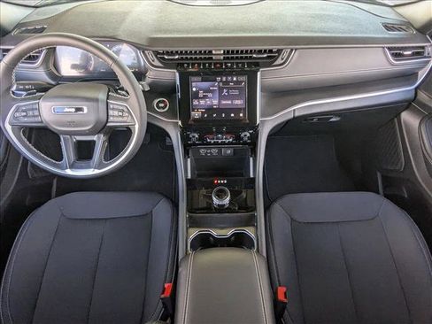 Used 2025 Jeep Grand Cherokee Laredo AWD/4WD image 17