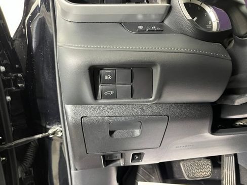 Used 2022 Toyota Highlander XLE AWD/4WD image 16