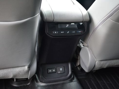 Used 2023 Toyota Highlander Limited FWD image 25