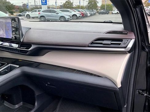 Used 2022 Toyota Sienna Platinum image 21