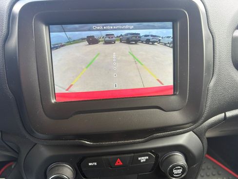 Used 2019 Jeep Renegade Latitude AWD/4WD image 21