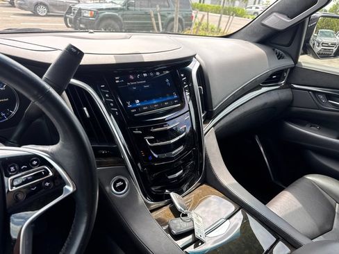 Used 2019 Cadillac Escalade Platinum AWD/4WD image 13