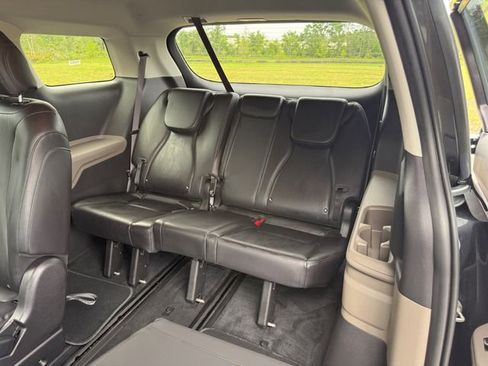 Used 2025 Kia Carnival FWD image 15