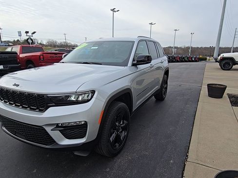New 2025 Jeep Grand Cherokee Laredo image 3