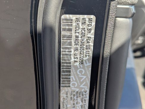 Used 2025 Jeep Grand Cherokee 4WD image 21