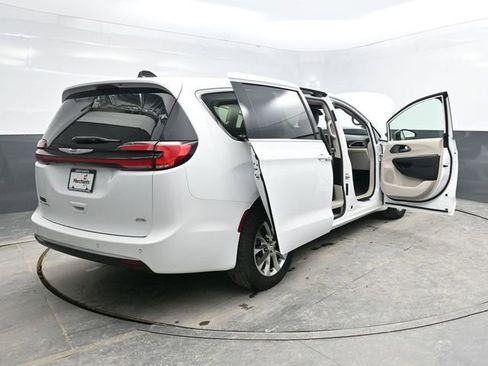 Used 2023 Chrysler Pacifica Touring-L image 40