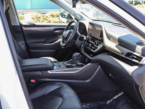 Used 2023 Toyota Highlander Limited FWD image 18