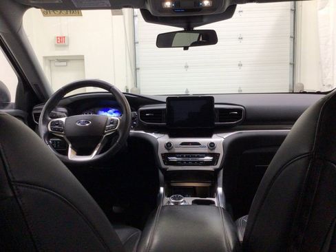 Used 2023 Ford Explorer XLT w/ Equipment Group 202A AWD/4WD image 29