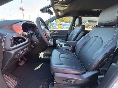 New 2026 Chrysler Pacifica Select image 16