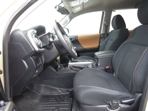 Certified 2017 Toyota Tacoma SR5 AWD/4WD image 14