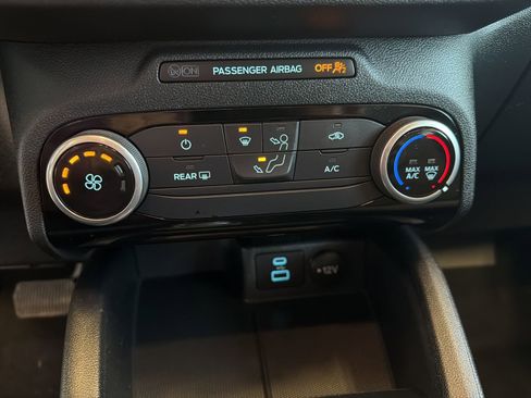 Used 2022 Ford Escape SE image 25