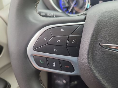 Used 2023 Chrysler Pacifica Touring-L FWD image 32