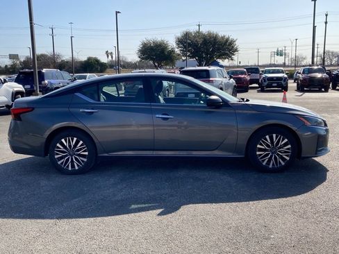 Used 2025 Nissan Altima 2.5 SV image 4