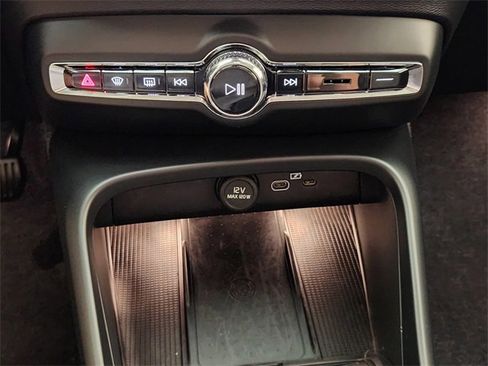Used 2025 Volvo XC40 B5 Core image 19