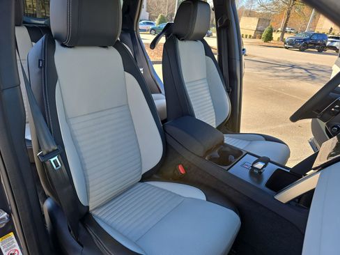 New 2025 Land Rover Discovery Sport Dynamic SE image 10