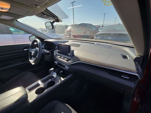 Used 2025 Nissan Altima 2.5 SV image 9