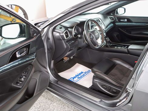 Used 2023 Nissan Maxima SR w/ Sport Mat Group FWD image 3