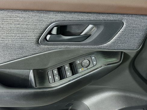 Used 2023 Nissan Rogue S AWD/4WD image 17