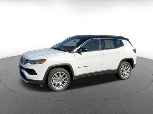 Used 2025 Jeep Compass Limited image 7
