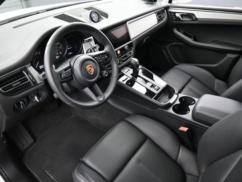 Certified 2026 Porsche Macan AWD/4WD image 4