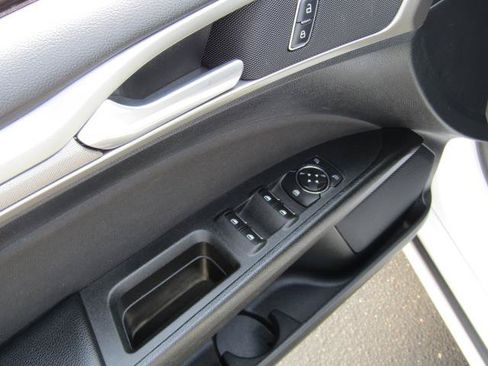 Used 2018 Ford Fusion SE FWD image 15