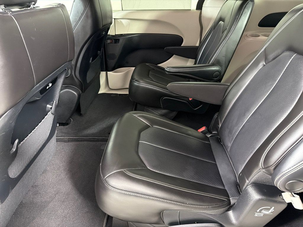 Used 2023 Chrysler Pacifica Touring-L FWD image 18