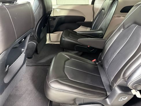 Used 2023 Chrysler Pacifica Touring-L FWD image 18