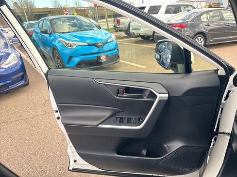 Used 2024 Toyota RAV4 LE AWD/4WD image 33