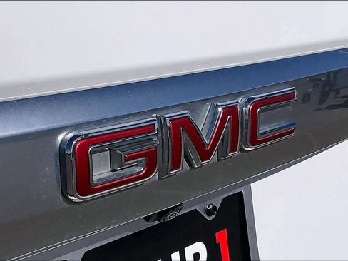 Used 2024 GMC Yukon XL Denali image 9