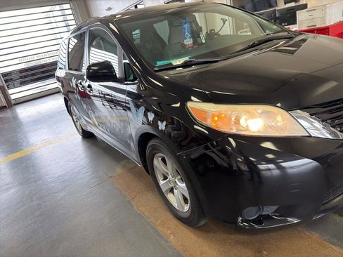 Used 2016 Toyota Sienna LE image 1