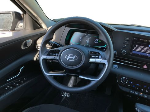 Used 2025 Hyundai Elantra Blue image 11